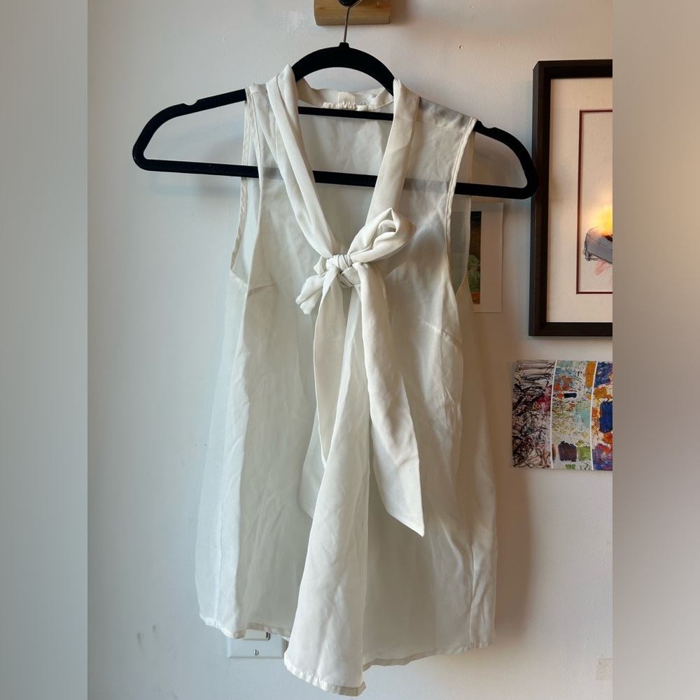Chic White Sleeveless Blouse with Bow